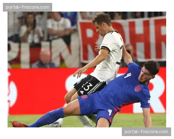 特写:阿拉维斯门将扑出点球后,迅速手抛球发动反击形成单刀 特写:阿拉维斯门将扑出点球后,迅速手抛球发动反击形成单刀